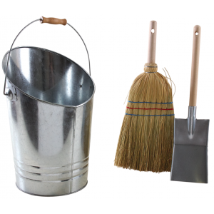 Photo GCH231S : Zinc and wood bucket, broom and shovel