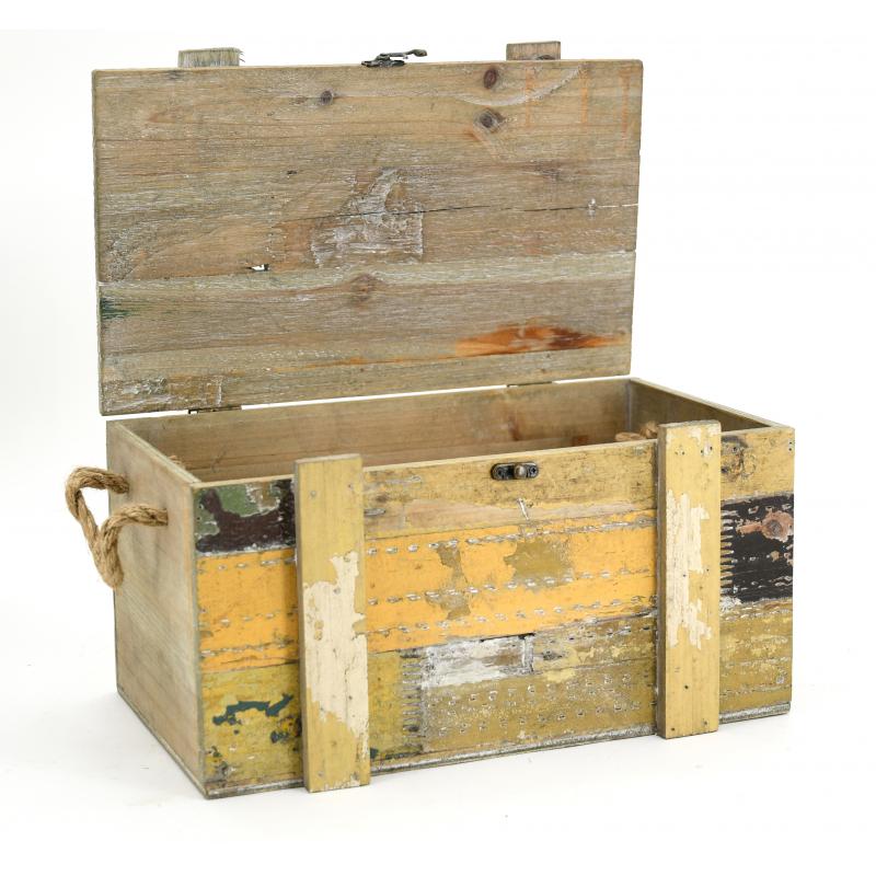 Coffre de rangement en bois sur roulettes